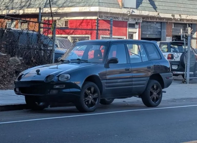 La apasionada noche de amor entre un Toyota RAV4 y un Toyota Celica