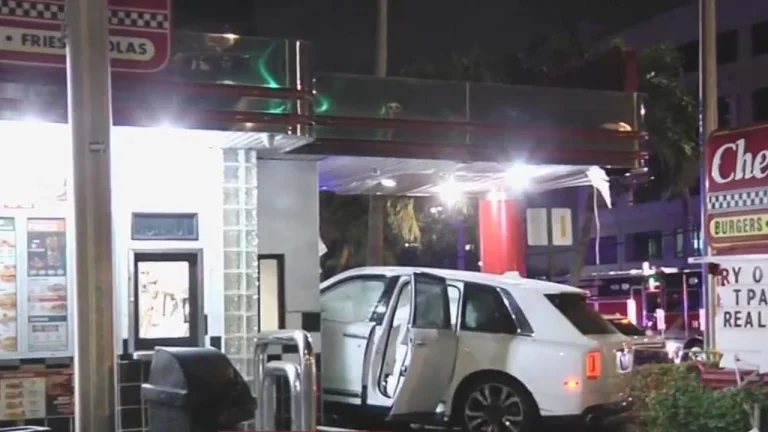 Así dejaron aparcado un Rolls-Royce Cullinan en el famoso restaurante Checkers