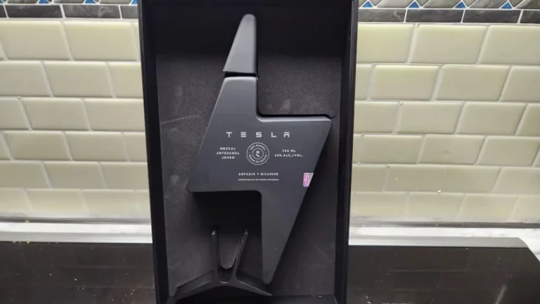 Cuando Tesla da alcohol para ofrecer un impresionante regalo de Navidad