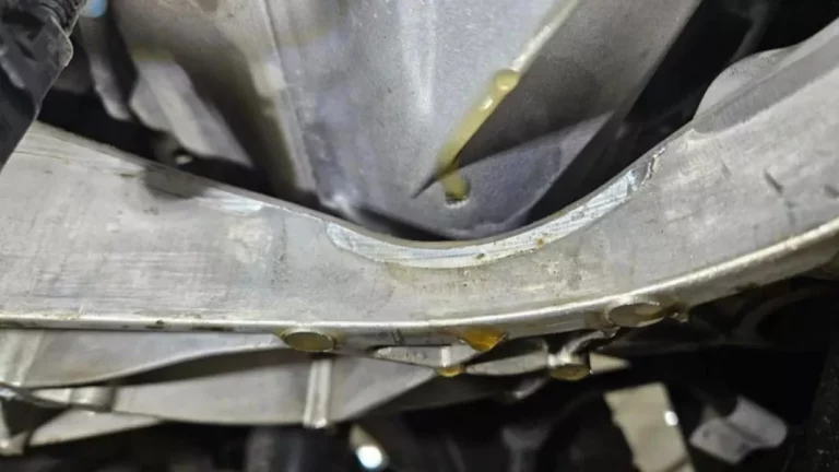 El Tesla Cybertruck pierde aceite. Y repararlo cuesta 7.500 euros
