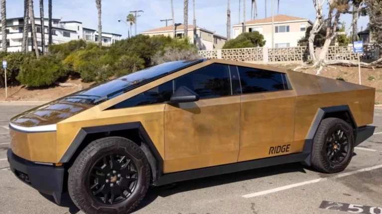 El famoso Tesla Cybertruck bañado en oro de 24 quilates del YouTuber Zack Nelson, puede ser tuyo