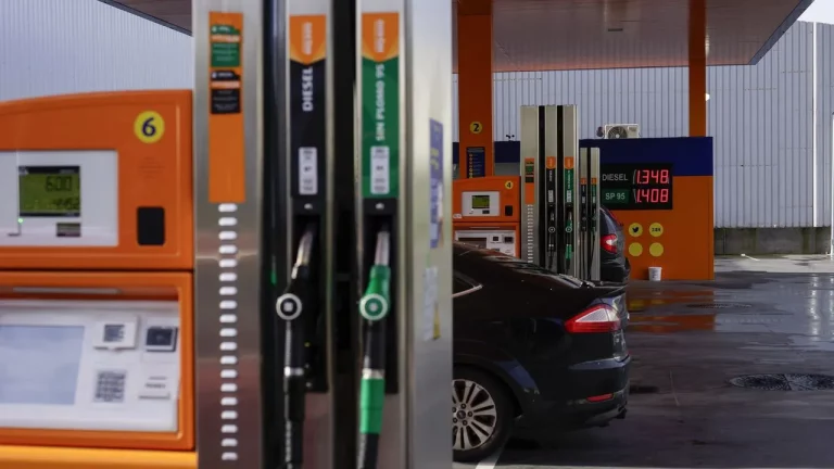 La gasolinera ‘low cost’ que arrasa se prepara para mover ficha: Que tiemble Repsol, BP y Cepsa