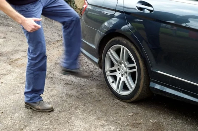 El golpe que la Guardia Civil y la Policía te aconsejan dar en tu propio coche antes de arrancar
