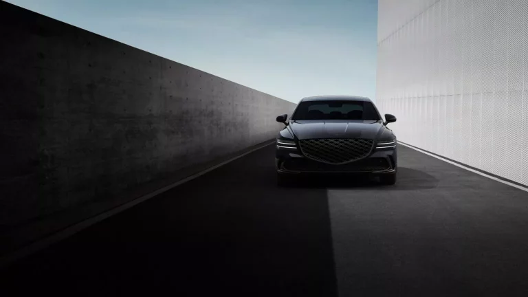 El Genesis G80 lo apuesta todo al color negro