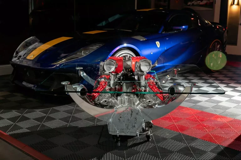 Un trozo de Ferrari 458 Italia esconde la mesa que todo ‘petrolhead’ desea