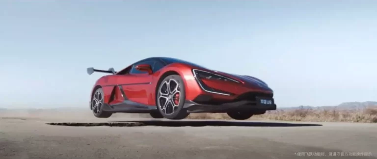 La particular forma que el YangWang U9 tiene de superar baches, badenes… Volando