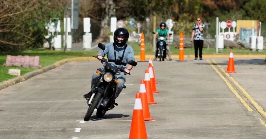 Solo el 8% aprueba hoy el examen teórico del carnet de moto: estas son las preguntas que fallan 1 Motor16 2025 examen autoescuela moto circuito conos Motor16