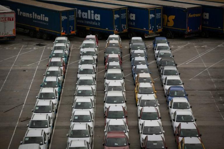 España regresó en 2024 a la barrera psicológica en la venta de turismos