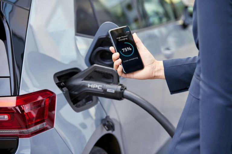 La falta de ayudas al coche eléctrico traerá una «debacle industrial y económica»