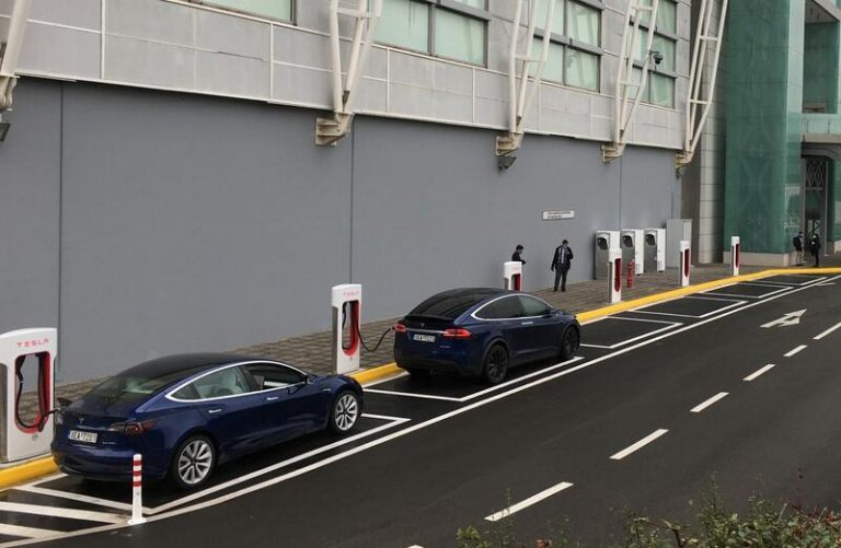 A Tesla se le echa encima hasta los electricistas suecos