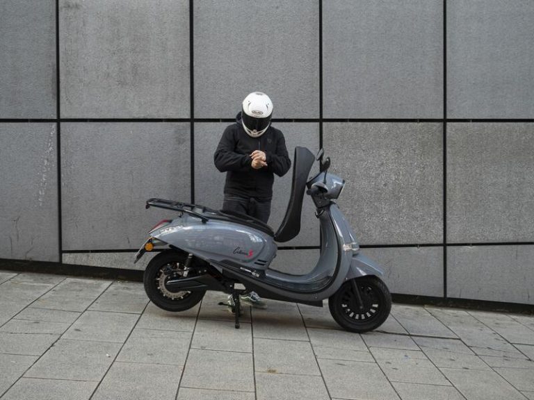 Velca Calima S: un scooter eléctrico con batería extraíble y ABS desde 3.690 euros