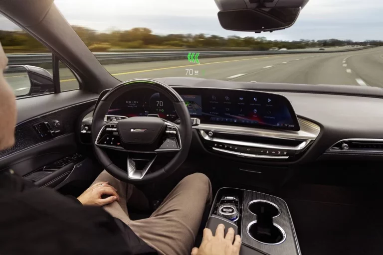 Cadillac estrena actualización OTA en sus eléctricos: interfaz renovada, HUD mejorado y perfil de conductor