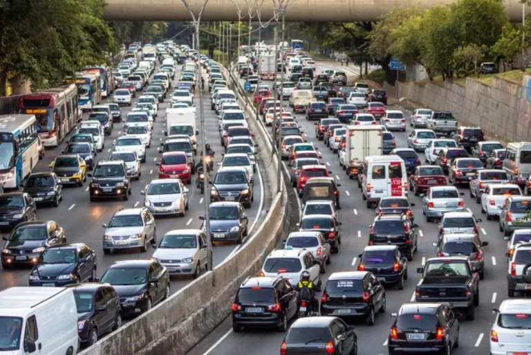 Las carreteras que debes usar para entrar y salir de Madrid sin pillar atascos por la A-5