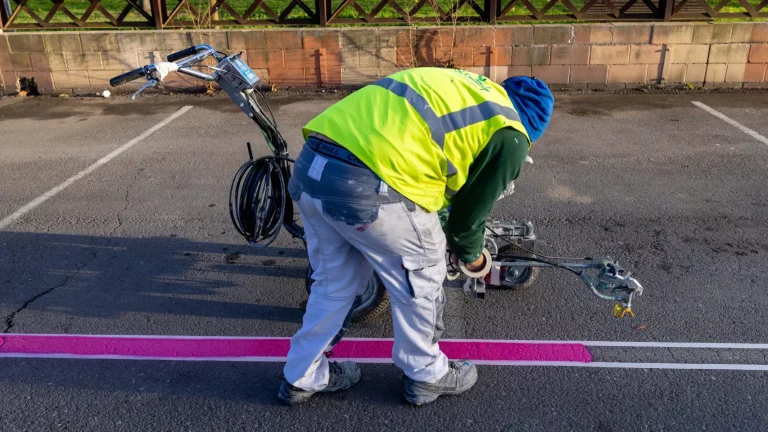 La ciudad que pinta de magenta las líneas de sus zonas de estacionamiento regulado