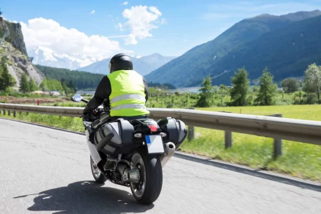 La multa de 200 euros de la DGT por no llevar chaleco reflectante obligatorio en la moto 1 Motor16 Chaleco moto motorista Motor16