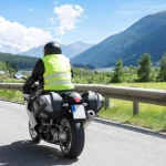 Chaleco reflectante obligatorio en moto: multa de 200 euros de la DGT
