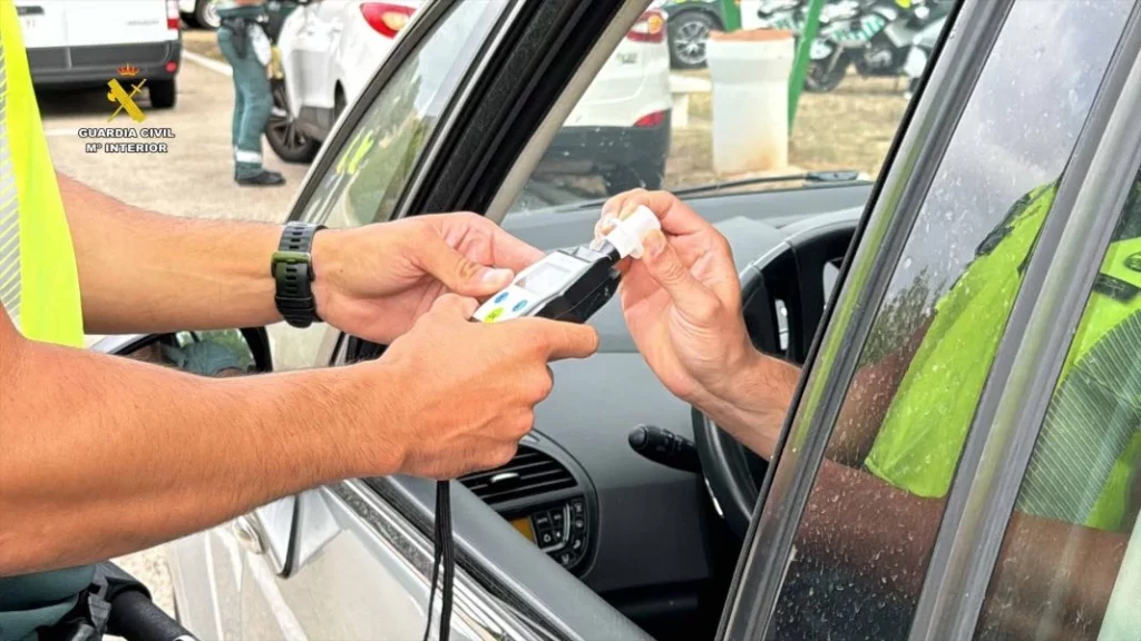 Nuevo carné de conducir: se podrá obtener desde los 17 años y se retirará a los infractores a nivel europeo 2 Motor16 EuropaPress 6174167 control alcoholemia drogas guardia civil Motor16