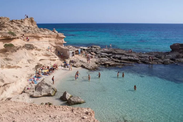 Descubre Formentera sobre dos ruedas: la mejor forma de explorar la isla