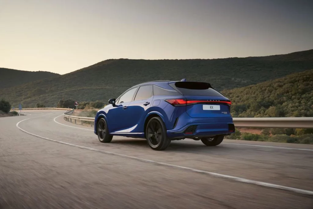 Lexus ha convertido Nürburgring en un patio de recreo para afinar al máximo su actualizado RX 4 Motor16 LEXUS RX 2025 3 Motor16
