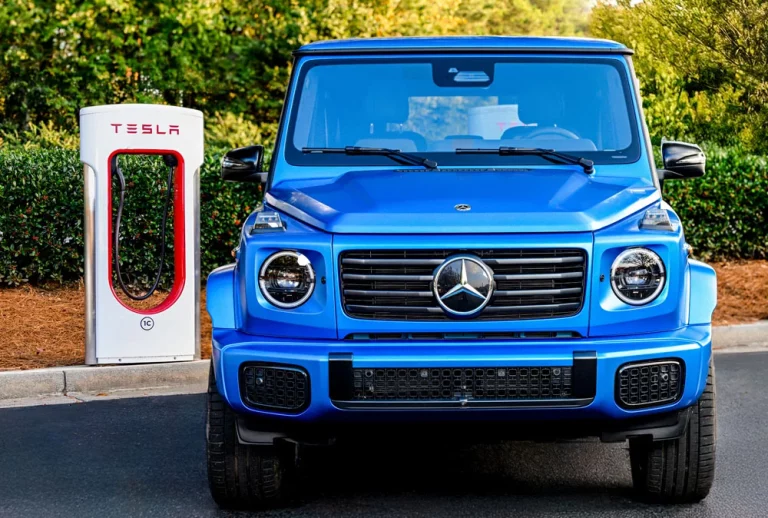 Mercedes también se enchufa a la red de Tesla