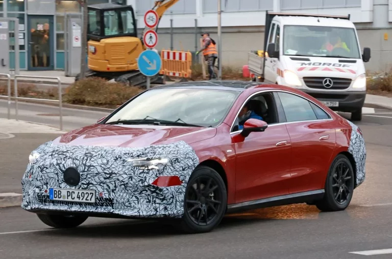 Fotos espía, con muy poco camuflaje, del Mercedes CLA 2025