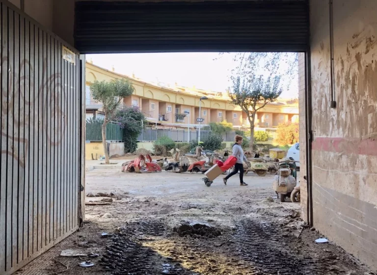 Resurgir entre el barro: la lucha por salvar el sueño del Museo Vespa España