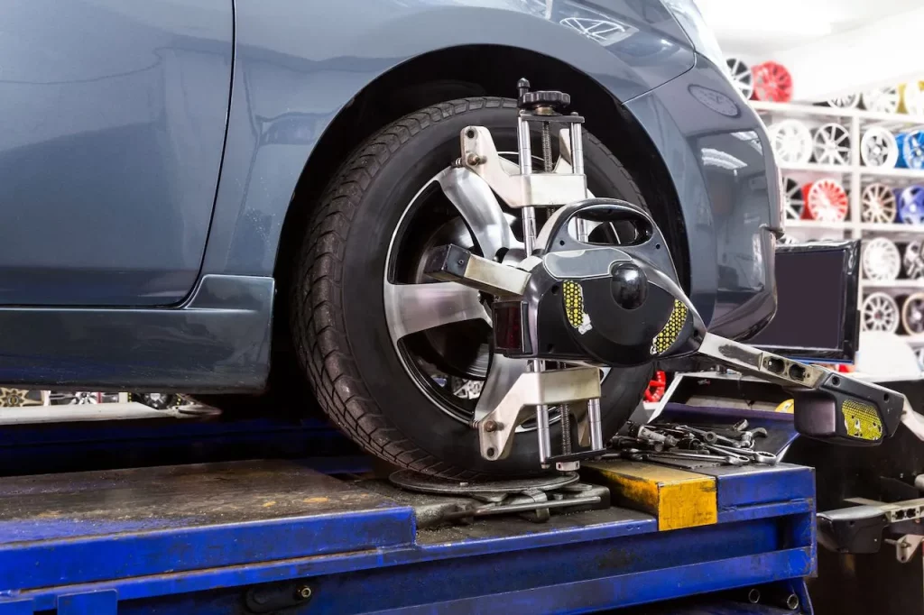 Desalineación de la dirección: por qué el coche tira a un lado y los 300 euros en neumáticos que cuesta ignorarla 1 Motor16 Paralelo alineado ruedas Motor16