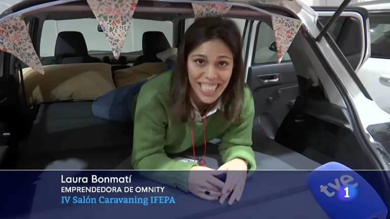 Laura Bonmatí, una joven de Totana, ofrece por 540 euros el accesorio que convierte tu coche en una caravana en cinco minutos