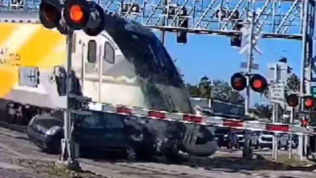 Tren Vs Toyota Prius: La manía de los conductores por saltarse las barreras en un paso a nivel