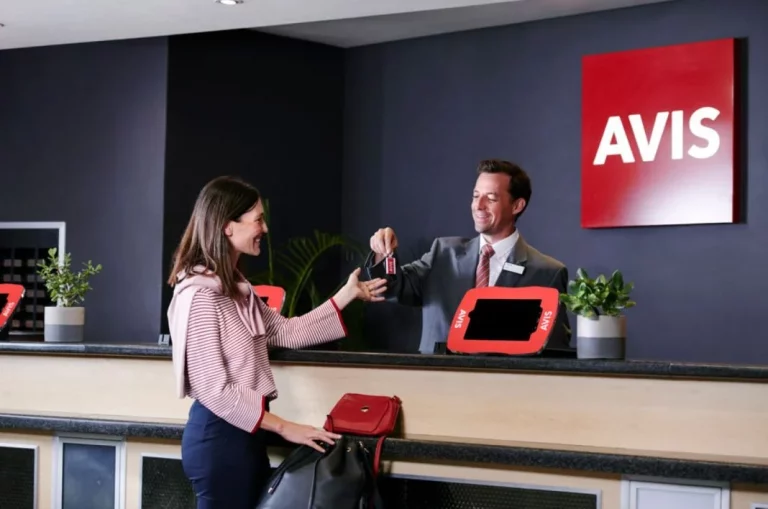 Consumo sanciona a Avis con 1 millón por cobrar 45 euros al identificar al conductor por una multa con sus coches de alquiler