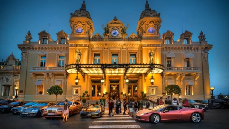 El dineral que ganan los aparcacoches del casino de Mónaco solo con las propinas de los clientes