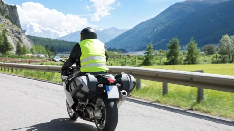 Multa de 200 euros por no llevar el chaleco reflectante obligatorio en moto desde octubre de 2026
