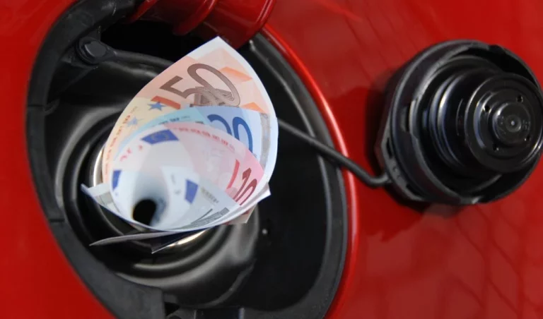 Multa de 73.000 euros por ocultar 145.000 en el coche: cuánto dinero en efectivo se puede llevar