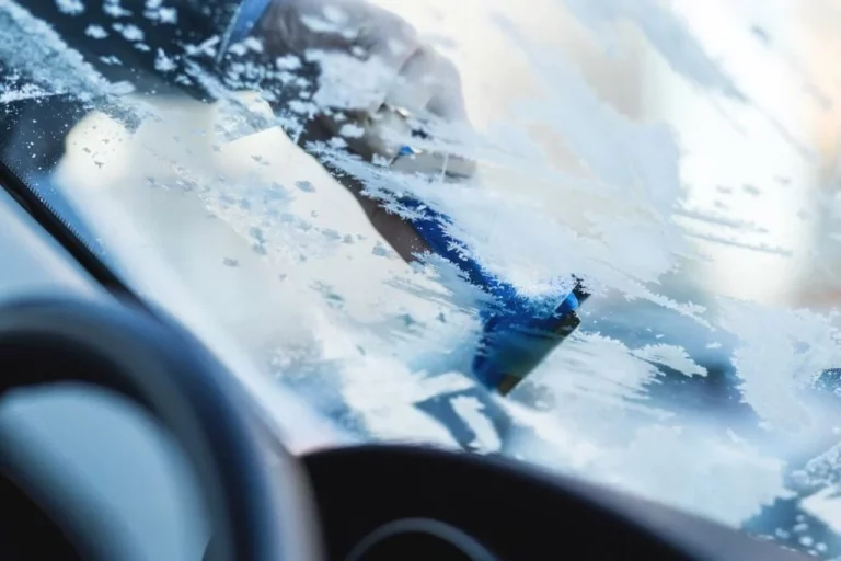 La Guardia Civil y su ranking de mejores consejos para quitar el hielo del cristal de tu coche sin dañarlo