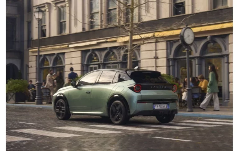 El Lancia Ypsilon da la bienvenida a 2025 con un anuncio lleno de glamour