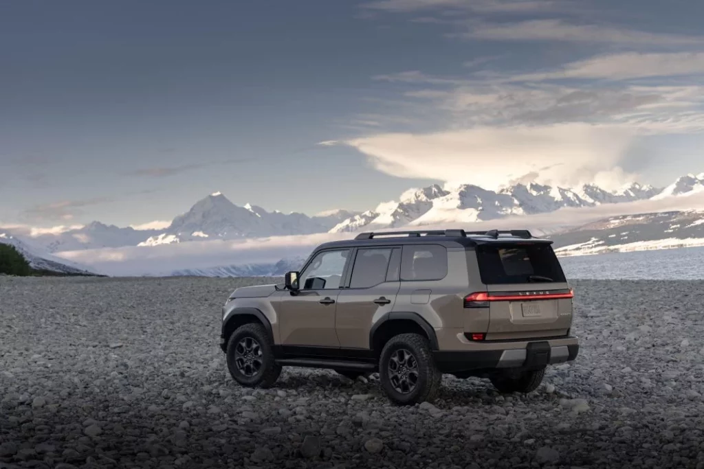 El Lexus más aventurero de la historia estrena mejoras, pero no toca su 3.4 V6 Biturbo 3 Motor16 2026 Lexus GX. Imagen trasera.