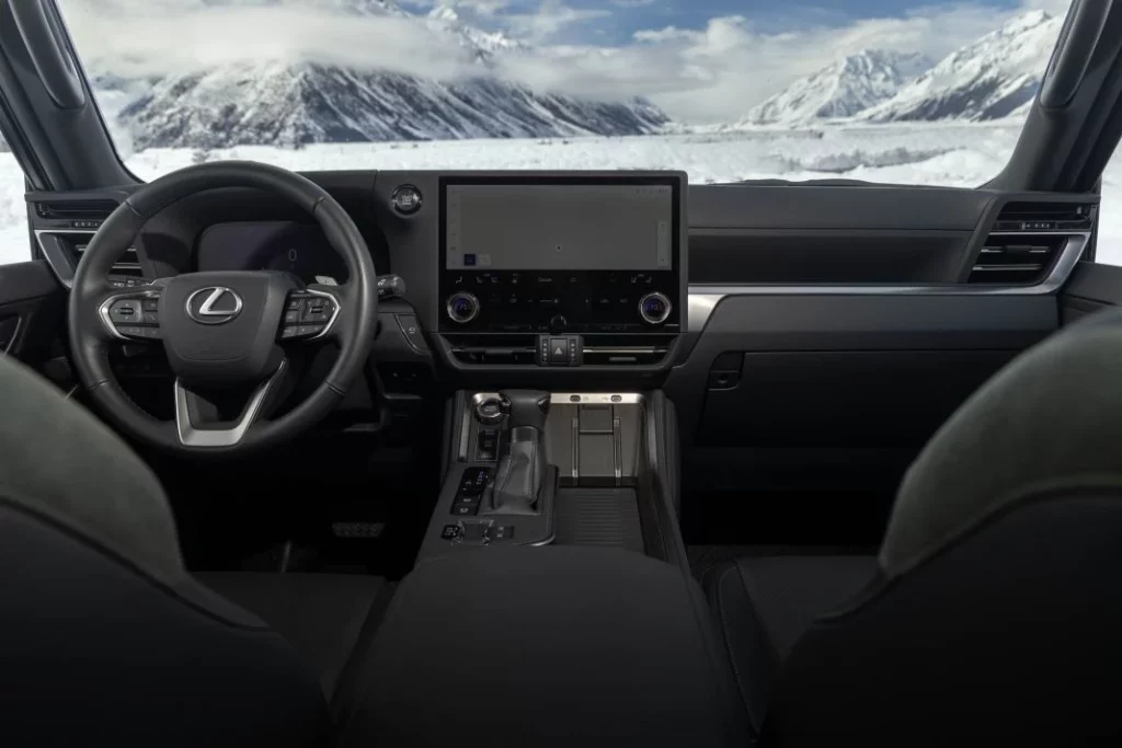El Lexus más aventurero de la historia estrena mejoras, pero no toca su 3.4 V6 Biturbo 2 Motor16 2026 Lexus GX. Imagen interior.