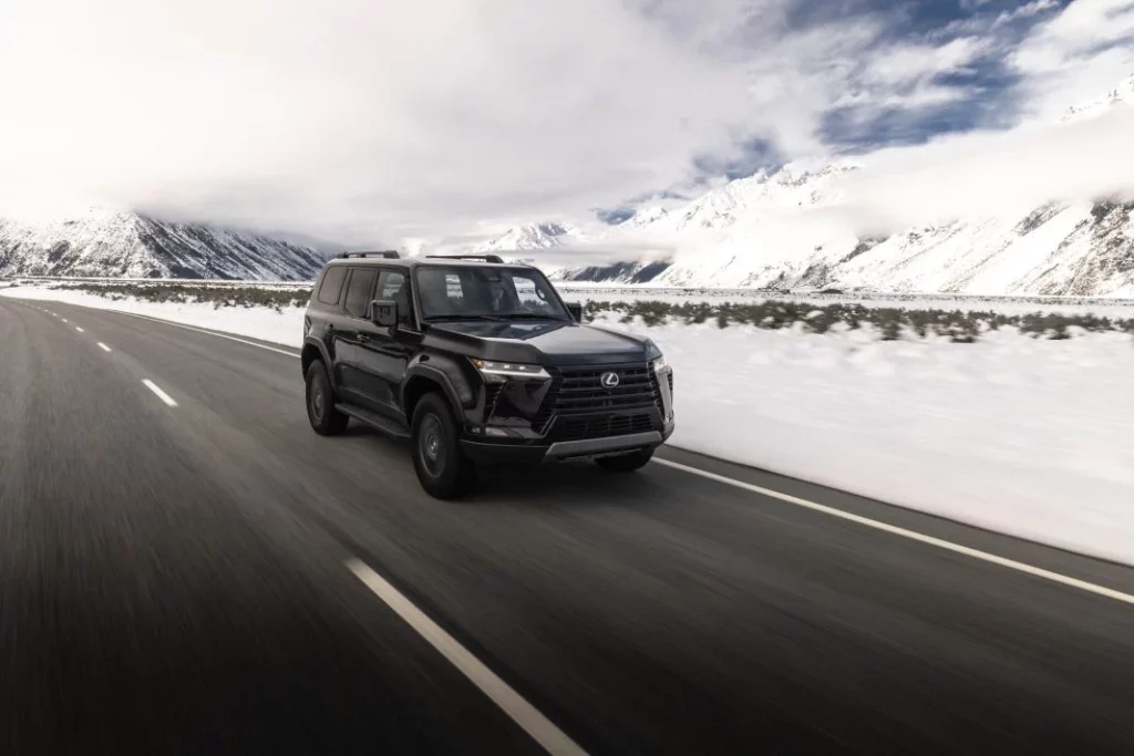 El Lexus más aventurero de la historia estrena mejoras, pero no toca su 3.4 V6 Biturbo 1 Motor16 2026 Lexus GX. Imagen movimiento.