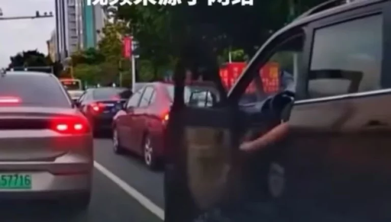 Si no te dejan cambiarte de carril solo te queda recurrir al método chino