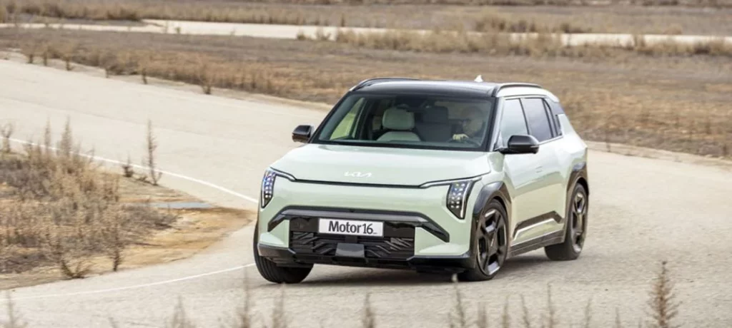 Los doce finalistas del premio Coche del Año ABC 2026: una batalla entre innovación eléctrica y versatilidad 7 Motor16 2025 Kia EV3 GT-Line. Prueba. Imagen portada.