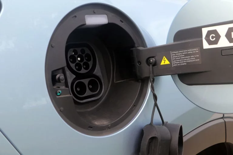 La comunidad autónoma que casi te obliga a comprar un coche eléctrico con este despilfarro de millones de euros