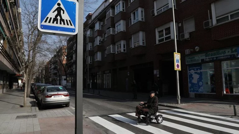 Conductor: El gesto que haces en un paso de peatones y que la DGT prohíbe tajantemente