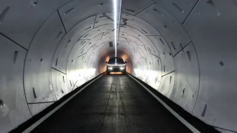 Con aires de Cybertruck: Así son las ‘bocas de metro’ que darán acceso a los túneles de Tesla