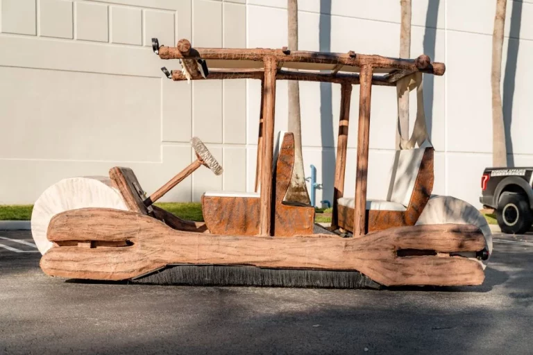 El coche de los Picapiedra o troncomóvil está la venta