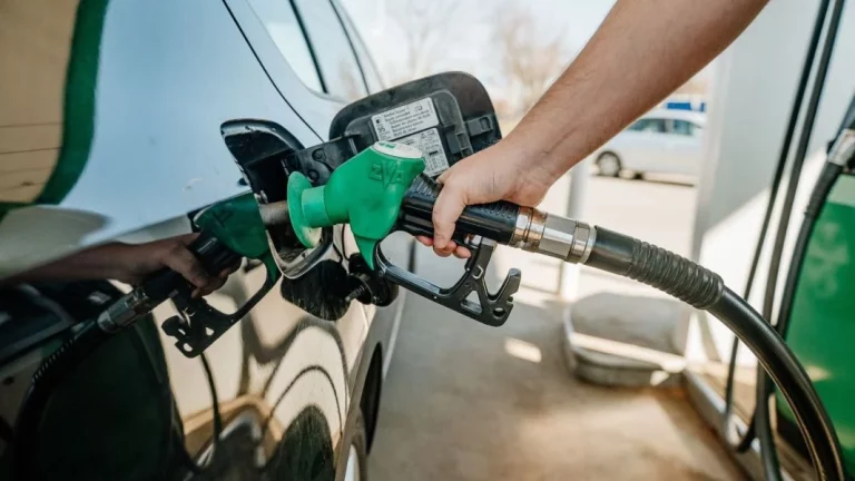 El Reglamento General de Circulación de la DGT es claro: Te van a multar con 100 euros por echar gasolina