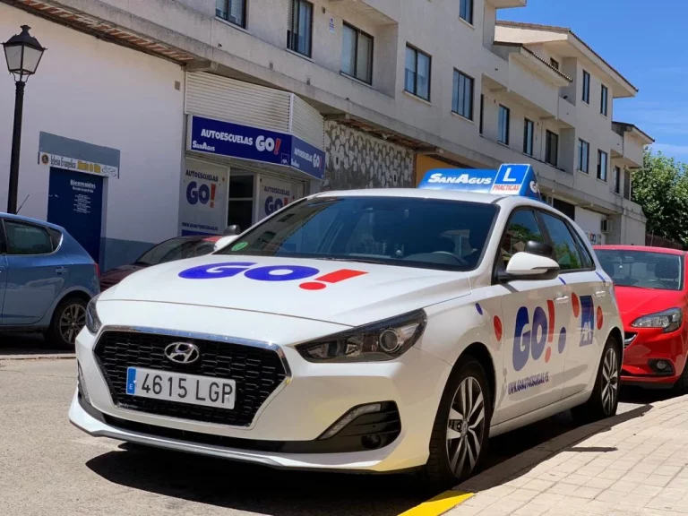 La DGT se fija en Estados Unidos y las autoescuelas entran en cólera