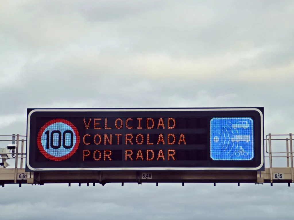 El cartel de la DGT que ya identifica la nueva norma de protección a usuarios vulnerables 1 Motor16 2025 Panel Informativo. Radar de velocidad. Imagen.