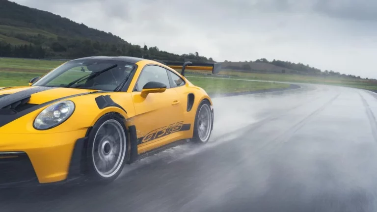 Para volar con tu Porsche 911 GT3 RS necesitas estos zapatos firmados por Michelin