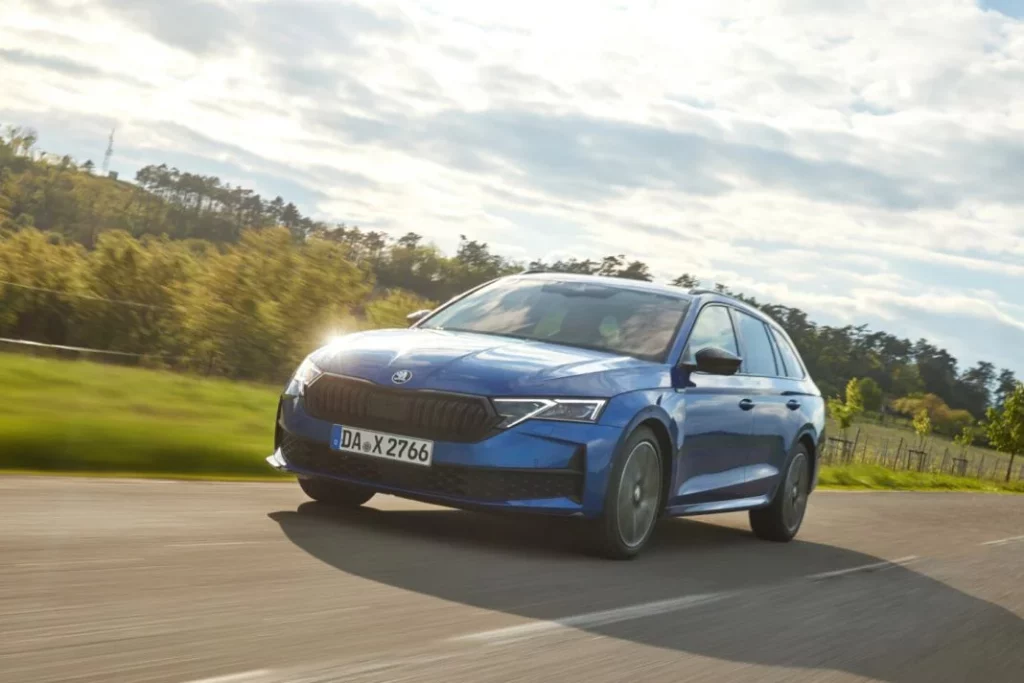 Todos los hitos que celebra Škoda con este 3 Motor16 2026 2025 Skoda Octavia 4x4. Imagen de portada.