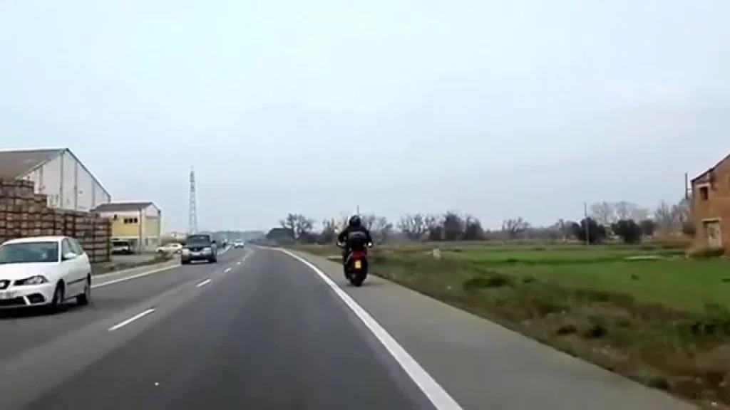 La DGT legaliza circular por el arcén en moto en retenciones desde 2026: requisitos y límites de la nueva normativa 1 Motor16 2025 moto arcen scooter ciclomotor Motor16